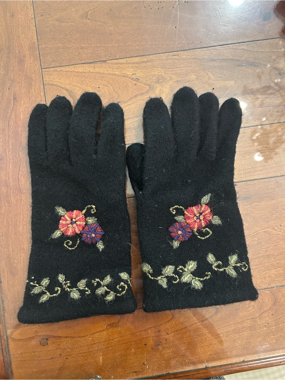 Black Floral Embroidered Women's Wool Gloves